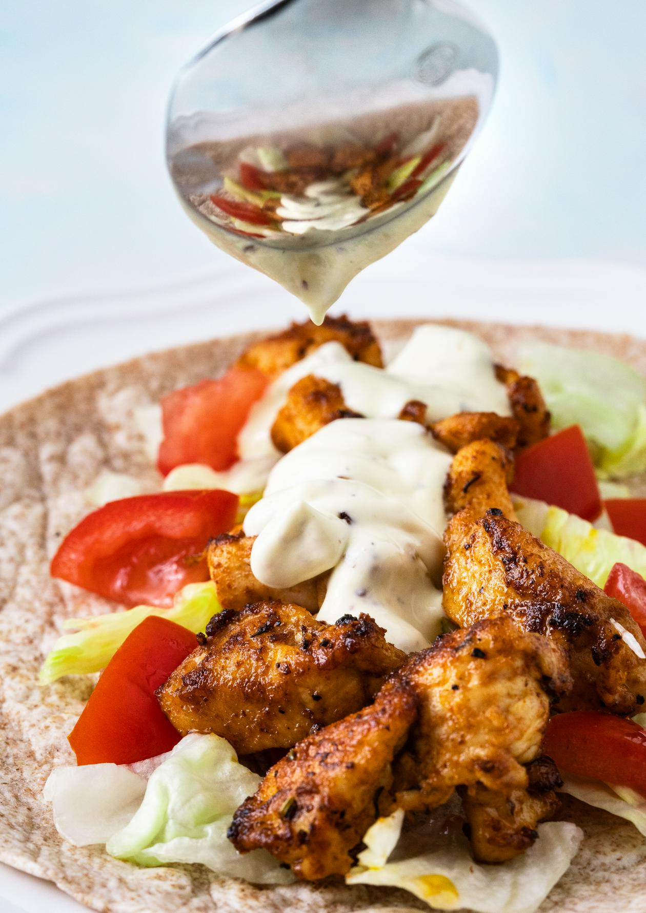 Chickenwrap met honingmosterdsaus (a.k.a.Tsjikkiewep)