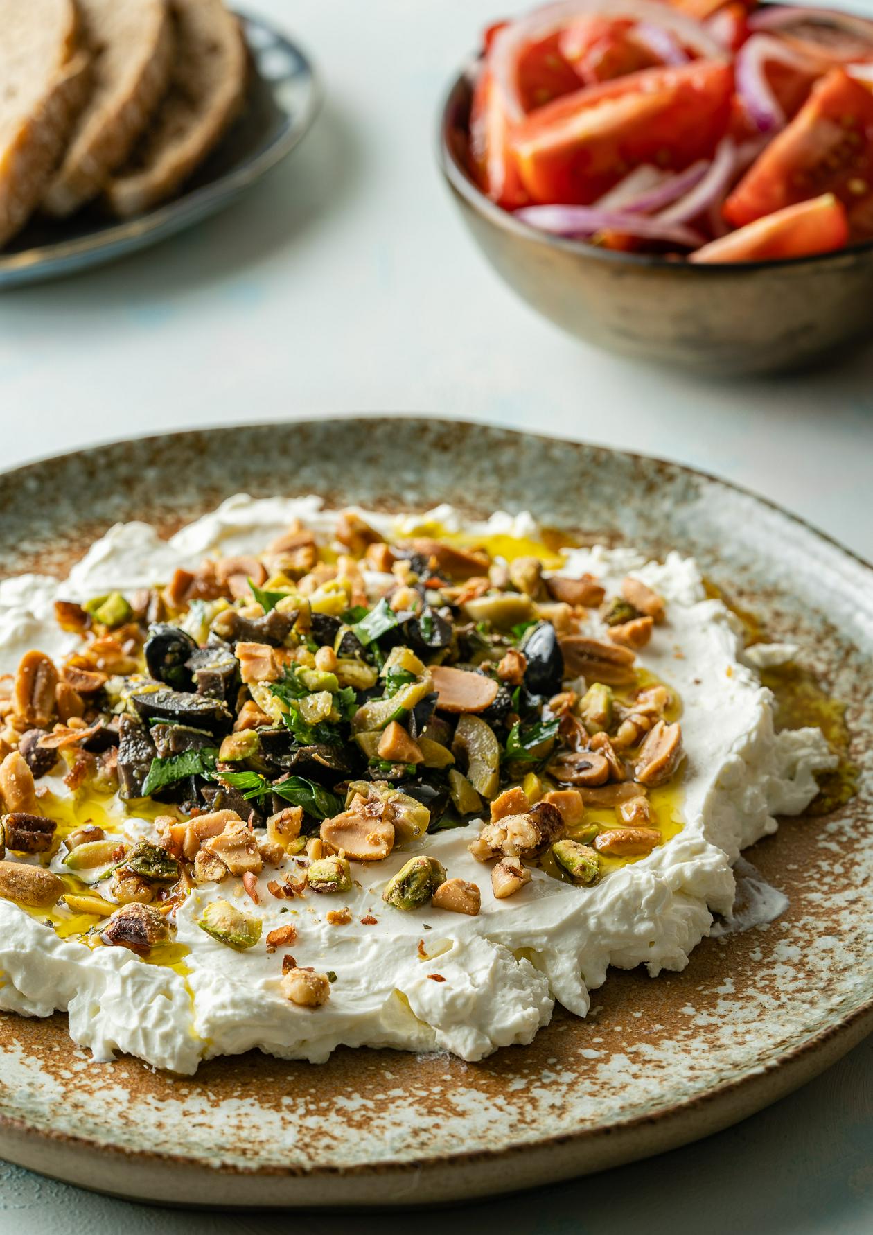 Labneh met olijven, noten en citroen