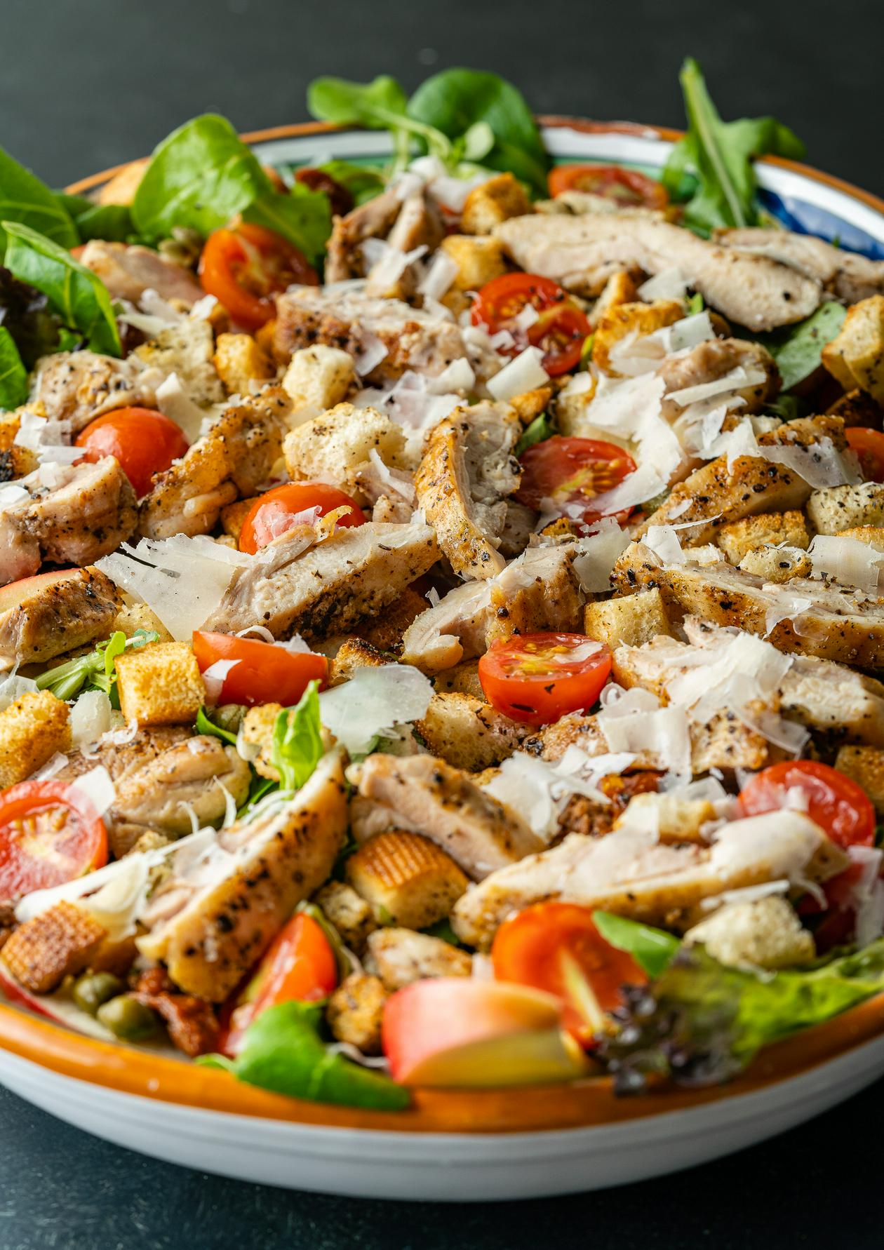Overheerlijke zomerse maaltijdsalade met gerookte kip