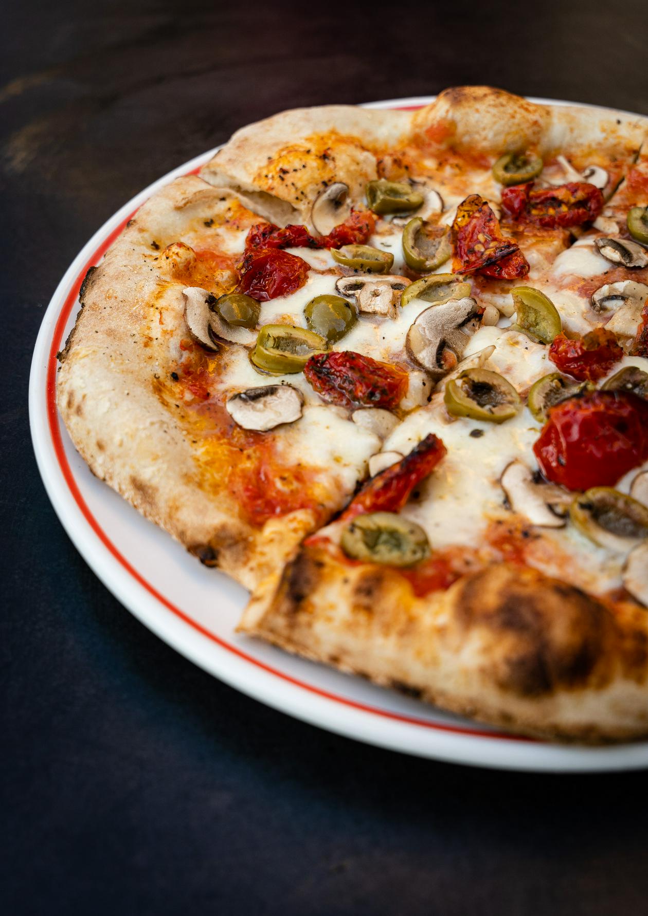 Pizza champignon zongredroogde tomaat