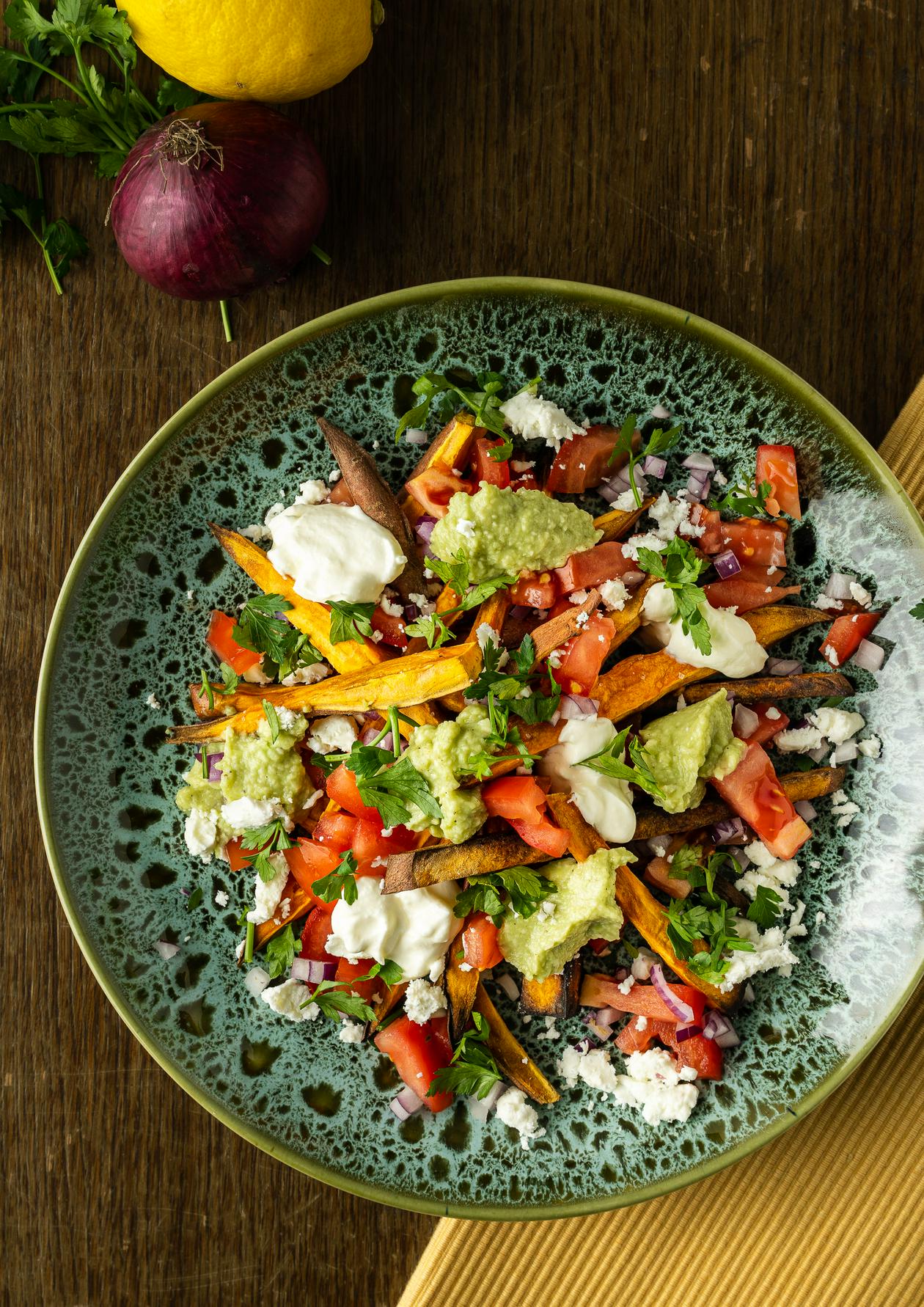Zoete aardappel frieten met guacamole en feta
